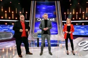 Moderator Jörg Pilawa mit den KandidatInnen des Teams "Bingo": Dem Moderator Michael Thürnau und der Moderatorin Jule Gölsdorf.