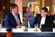 Justus (Matthias Brüggenolte, r.) gesteht Simone selbstsicher einen letzten Gefallen zu. Links Richard (Silvan Pierre-Leirich).