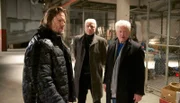 Im Lager der Bettler wird Radu Stelica (Florin Piersic jr.) von den Hauptkommissaren Franz Leitmayr (Udo Wachtveitl) und Ivo Batic (Miroslav Nemec) befragt.