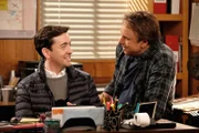 Lowell (Matt Cook, l.); Don Burns (Kevin Nealon, r.)