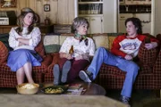 Während Mary (Zoe Perry, l.) darauf beharrt, Sheldon eine Lektion erteilen zu wollen, beginnen Meemaw (Annie Potts, M.) und Georgie (Montana Jordan, r.) daran zu zweifeln, ob es wirklich gut ist, Sheldon wie einen Erwachsenen zu behandeln ...