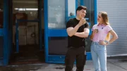 Chrissi (rechts) und Ali vor der Werkstatt.