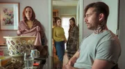 Die zerrüttete Familie Wells: Joanne (Natalie Gavin, li.), Katie (Rowan Robinson, 2. v. li.) und Lilly (Matilda Freeman, 2. v. re.) müssen sich erstmal an Eddie (Barry Sloane, re.) gewöhnen.