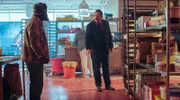 Der Geschäftsmann Derek Jackson (Daniel Ryan, re.) spricht mit Kane Jackson (Nico Mirallegro) in der Brotfabrik.