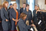 Marie (Marianne Sägebrecht, 2.v.li.) und ihre Kolleginnen proben fleißig für ihre Musical-Revue.