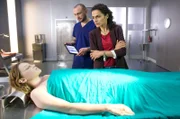 Dr. Jan Conrad hat neue Erkenntnisse zur Todesursache von Alina Kaufmann für Jasmin Sayed.