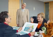 Marie (Marianne Sägebrecht) legt Dr. Trojan (Gunter Berger) und Sandmann (Christoph M. Ohrt) einen Plan zur Sanierung des Unternehmens vor.