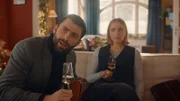 Mina findet Gefallen an Makler Laurent und will ihn mit Wein bezirzen. Doch der hat zunächst nur Augen für das Haus, das er für ihre Eltern verkaufen soll.