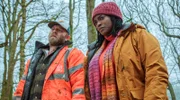 Jakub (Hubert Hanowicz, li.) und Riya (Wunmi Mosaku, re.) stehen im Wald vor noch mehr Fragen.