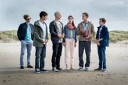 V.l.: Die Clubmitglieder Alex (Timur Bartels), Toni (Ivo Kortlang), Leo (Tim Oliver Schultz), Emma (Luise Befort), Jonas (Damian Hardung) und Hugo (Nick Julius Schuck) nehmen Abschied von einem guten Freund.