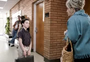 Sheldon Cooper (Iain Armitage, l.); Connie "Meemaw" Tucker (Annie Potts, r.)
