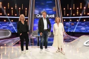 Moderator Jörg Pilawa (M.) mit den Kandidatinnen des Teams „Show“: Ulla Kock am Brink (l.) und Marijke Amado (r.), beide Moderatorinnen.