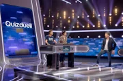 Moderator Jörg Pilawa (r.) mit den Kandidaten des Teams „Schauspiel“: Dem Schauspieler Til Schweiger (l.) und der Schauspielerin Jasmin Gerat (2.v.l.).