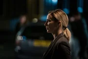 DC Lisa Armstrong (Morven Christie, r.)