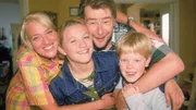 Endlich! Sandra (2.v.l.) ist nach einem Jahr aus Amerika zurück und die Familie Kruse ist wieder komplett (v.l.: Gaby Köster, Marie Helen Dehorn, Frank Vockroth, Marius Theobald).