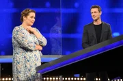 Moderator Alexander Bommes (r.) mit der Kandidatin Sabrina Schneider (l.).