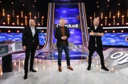 Moderator Jörg Pilawa (M.) mit den Kandidaten des Teams „Virtuos“: Till Brönner (l.) und David Garrett (r.), beide Musiker.
