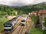 Der Luxuszug Tanscantábrico unterwegs im Bahnhof Arriondas mitten im wunderschönen Asturien.