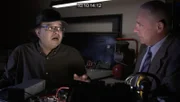 Der Mann spricht mit dem Detektiv.