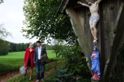 Isabelle (Lena Amende, l.); Peter (Daniel Fünffrock, r.)