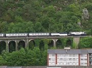 Eine Kette von Viadukten über den Dächern von Luarca. Der Luxuszug Tanscantábrico unterwegs im "grünen Spanien".
