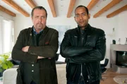 Beissl (Andreas Giebel, l.) und Jerry (Peter Marton, r.) sind ärgerlich, weil Klaus Leibold von dem Entführer kein Lebenszeichen von seiner Frau verlangt hat.