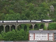 Eine Kette von Viadukten über den Dächern von Luarca - Der Luxuszug Tanscantábrico unterwegs im "grünen Spanien".