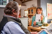 Frühstück im Hause Beissl: Elisabeth (Barbara Weinzierl, r.) beschwert sich über den Reparaturstau. Beissl (Andreas Giebel, l.) will nur in Ruhe seine Zeitung lesen.