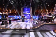 Moderator Jörg Pilawa (M.) mit den Kandidaten des Teams „Virtuos“: Till Brönner (l.) und David Garrett (2.v.l.), beide Musiker. Sowie dem Rateteam: Marie-Lousie Finck (3.v.r.), Eckard Freise (2.v.r) und Thorsten Zirkel (r.).