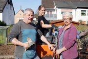 Eva und ihre Eltern Harald und Veronika haben sich ein gemeinsames Haus gekauft. Evas Hälfte hat die Familie in Eigenregie bereits saniert, die Hälfte von Mama und Papa ist noch Baustelle. Beim Innenausbau haben die Drei einen Plan und eine genaue Vorstellung wie es später aussehen soll. Im Garten fehlt ihnen aber genau dieser Durchblick. Die Beet-Brüder sollen es nun richten.