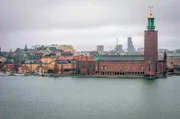 Das Rathaus von Stockholm: Selbst tagsüber wird es in Stockholm in den Wintermonaten oft nicht richtig hell.