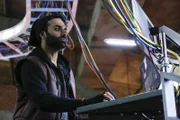 Durch seine halblegalen Hacking-Methoden kann Tariq (Jake Matthews) einen Online-Mobber ermitteln, der es auf den vermissten Jungen abgesehen hat. Eine heiße Spur?