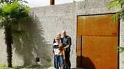 Familie Meuron vor Ihrem Haus in der Schweiz