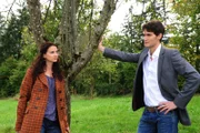 Elena (Lili Gesler, l.); Peter (Daniel Fünffrock, r.);
