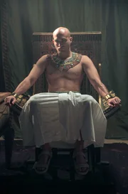 Der Pharao (Matthew Moses) war im Alten Ägypten ein lebender Gott.