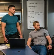 Ivan Ortiz (Miguel Gomez, l.); Kenny Crosby (Kellan Lutz, r.)