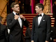 Ralph Dibny (Hartley Sawyer, l.); Barry Allen (Grant Gustin, r.)