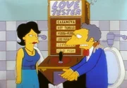 Moe (re.) hat sich in die attraktive Betty verliebt.