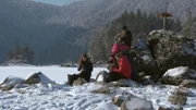 Picknick auf dem zugefrorenen Eibsee in Garmisch Partenkirchen.
