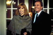 Jennifer (Stefanie Powers, l.) und Jonathan Hart (Robert Wagner, r.) sind in Kanada zu Gast bei einer alten Freundin ...