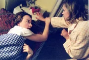Teresa (Nicole Ernst, re.) will sich das Stoffpferdchen, dass sie für ihre Kindern genäht hat und dass Annabelle (Bettina Lohmeyer) ihr abgenommen hat, zurückholen, aber Annabelle ist wachsam...