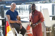 Wolf Malletzke (Christoph Grunert, l.) und Makoye (Jerry Kwarteng, r.) haben etwas auf der Silbermöwe repariert und sinnieren über Fahris Rosenaktion, die gehörig schief gegangen ist.