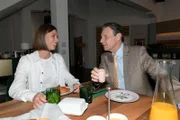 Gerner (Wolfgang Bahro) schlägt Matilda (Anna-Katharina Fecher) vor, vorübergehend ins Townhouse zu ziehen. Nimmt sie das Angebot an?