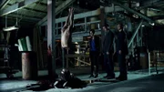 Die Detectives Jo Danville (Sela Ward), Don Flack (Eddie Cahill, M.), Mac Taylor (Gary Sinise, r.) müssen einen grausamen Mord aufklären: Ein Mann (David Fumero) wurde gefoltert und anschließend in zwei Hälften gesägt.