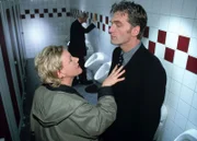 Dr. Schmidt (Walter Sittler) ist voller Panik vor der liebestollen Luise auf die Herrentoilette geflüchtet. Von dort aus hat er Nikola (Mariele Millowitsch) per Handy um Hilfe gebeten, die nun wissen möchte, was Dr. Schmidt mit ihrer Schwester angestellt hat.