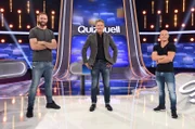 Moderator Jörg Pilawa (M.) mit den Kandidaten des Teams "Olympia": Dem ehemaligen Diskuswerfer Robert Harting (l.) und dem ehemaligen Kunstturner Fabian Hambüchen (r.).
