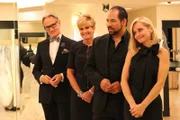 Flo (r.), Monte (l.) und Lori (2.v.l.) bekommen Unterstützung von dem Designer Lazaro (2.v.r.) ...