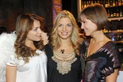 Emily (Anne Menden, li.) und Pia (Isabell Horn, re.) freuen sich mit Verena (Susan Sideropoulos), die von Leon einen Heiratsantrag bekommen hat.
