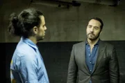Jeffrey Tanner (Jeremy Piven, r.) ist überzeugt, dass der falsche Mann wegen des Mordes an seiner Tochter Mia im Gefängnis sitzt und hofft deshalb auf die Hilfe der Schwarmintelligenz ...