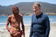 Forestier Peninsula, Tasmania - Craig Everett (L) bewundert die symbolischen Linien, die er auf Gordon Ramsays Gesicht gemalt hat.